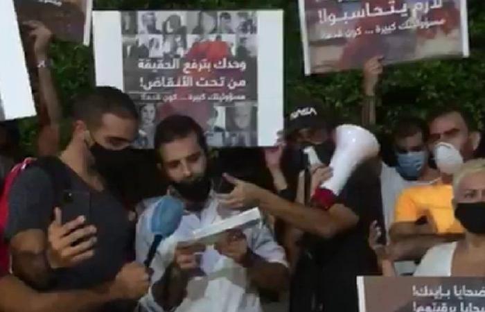 وقفة احتجاجية أمام منزل صوان رفضًا للتأخير في تحقيقات الانفجار