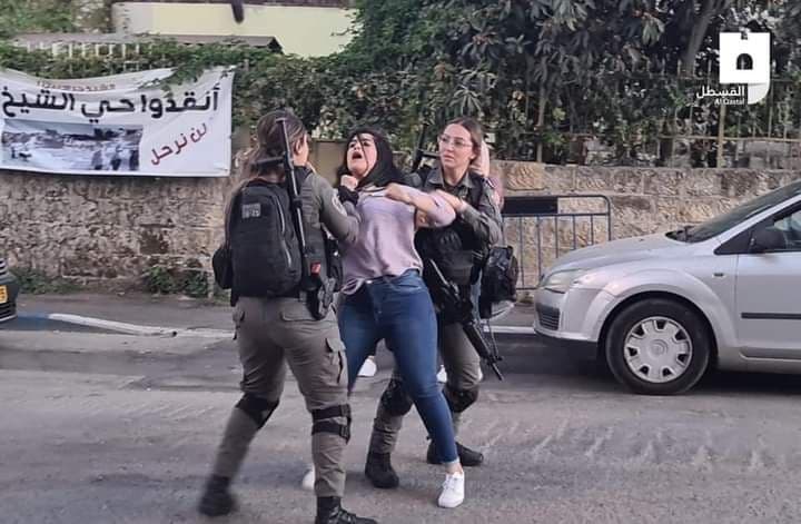 (بالفيديو) قوات الاحتلال تعتدي على صحفية وتسحل مصورا أثناء إعدادهما تقريرا في حي الشيخ جراح