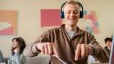 تسمعها في المطاعم.. دراسة تكشف تأثير نوع الموسيقى على اختيار الطعام