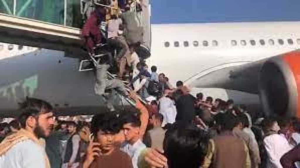 فوضى عارمة بمطار كابل.. آلاف الأفغان يحاولون الفرار (فيديو)