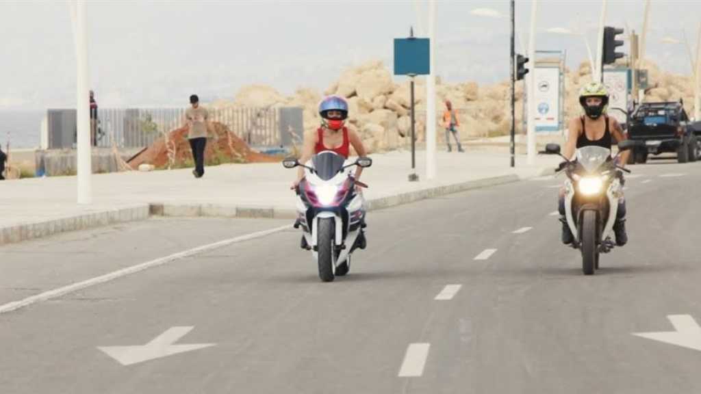 سيدات لبنان يلجأن إلى الدراجات النارية لحل أزمة النقل