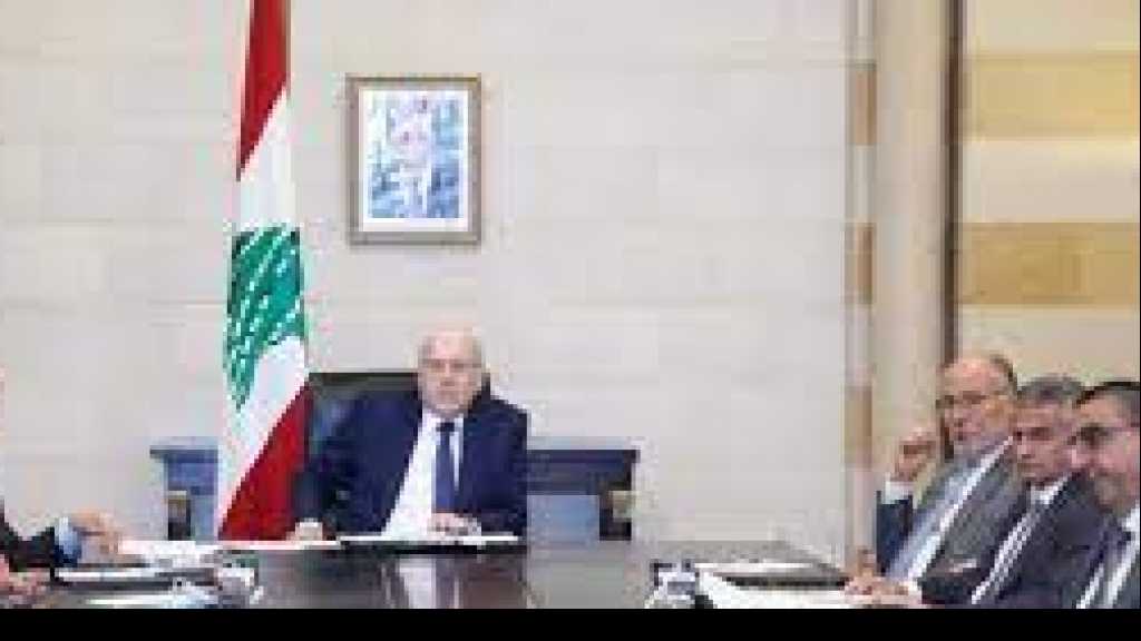 عاملان يؤشران الى 