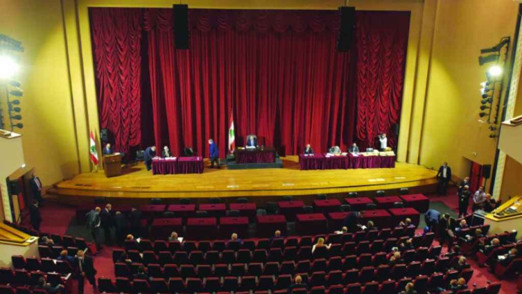 مجلس النواب اقر قانونًُا يقضي بدفع غرامة بقيمة 50 ألف إلى 250 ألف على كل من يمتنع عن أخذ لقاح كورونا