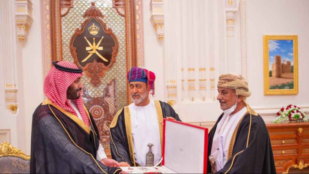 السلطان هيثم بن طارق يمنح الأمير محمد بن سلمان أحد أرفع الأوسمة العمانية (فيديو)