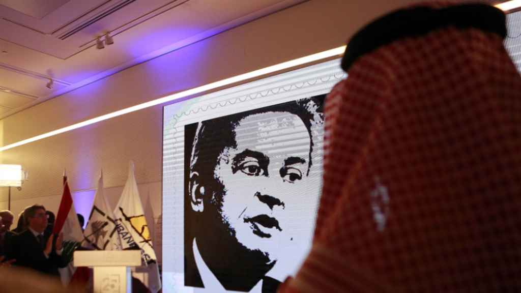 سلامة «يضرب» الدولار و«ينتهك» السيادة الأميركية!