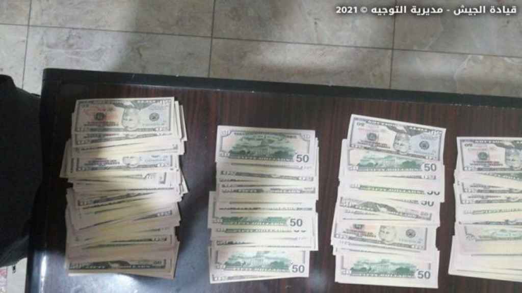 بالصور- الجيش يوقف شخصين بجرم تعاطي المخدرات وترويج العملة المزورة