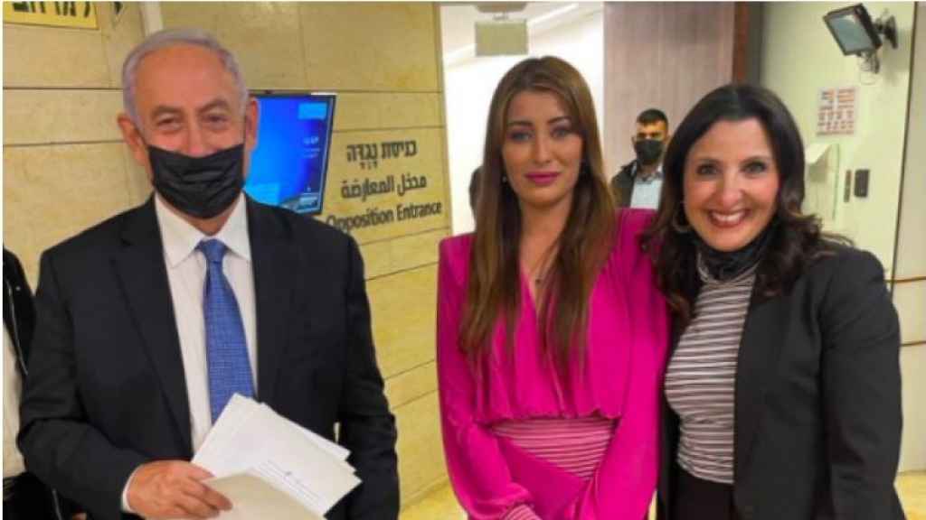 ملكة جمال العراق السابقة تحتفي بوجودها في 
