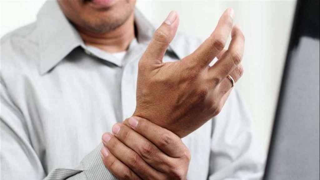 8 أمراض صحية خطيرة يشير إليها تنميل اليدين.. تعرف عليها