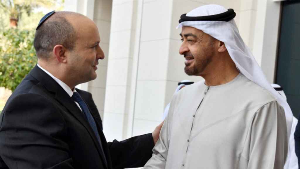 بينيت في أحضان ابن زايد: يدٌ واحدة... ولوِ افترق الحساب