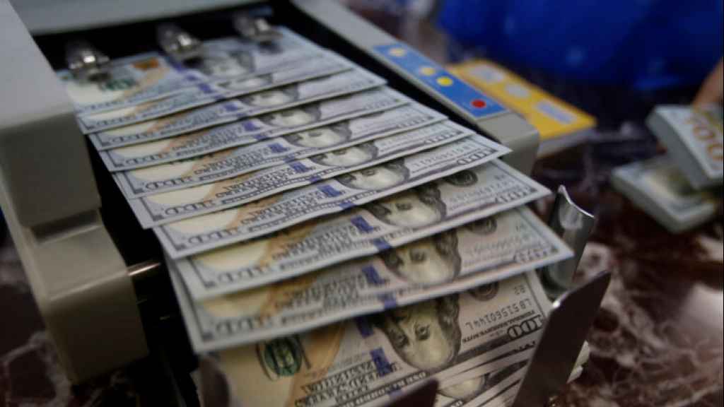 المضاربة تُشعل الدولار... 