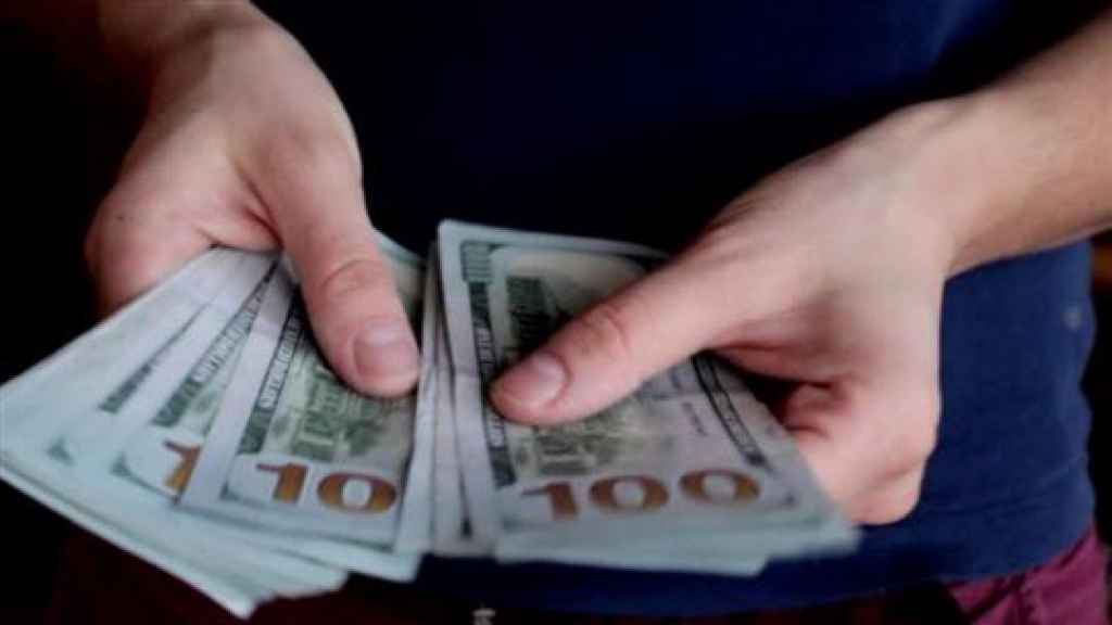 سعر الدولار اليوم الإثنين 20 كانون الاول 2021.. أوراق 100 دولار مهترئة في لبنان