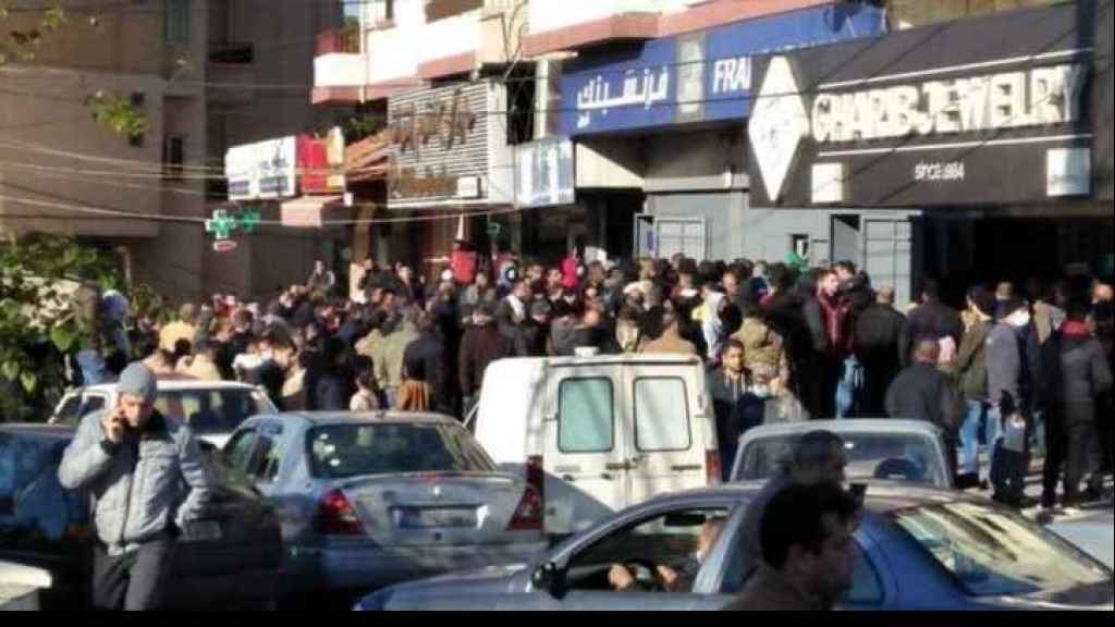 إزدحام أمام المصارف في مختلف المناطق اللبنانية للاستفادة من تعميم مصرف لبنان