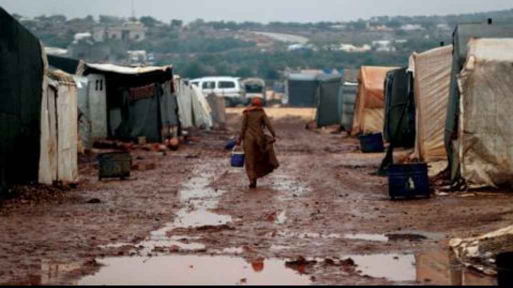 في لبنان: فقراء يبحثون عن قوتهم بين النفايات.. وأثرياء تغص بهم المطاعم والملاهي 