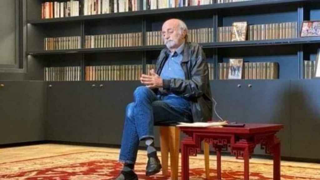 جنبلاط: “اما لبنانهم امن ومؤامرات كذب وجهل انفاق والغام عتمة وظلام”.