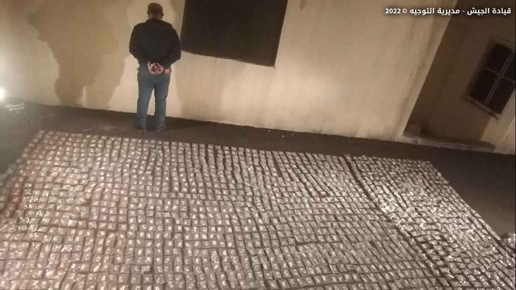 الجيش: دهم مستودع في صحراء الشويفات وتوقيف صاحبه وضبط مخدرات داخله