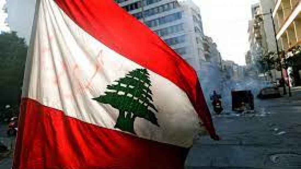 لبنانان يتصارعان