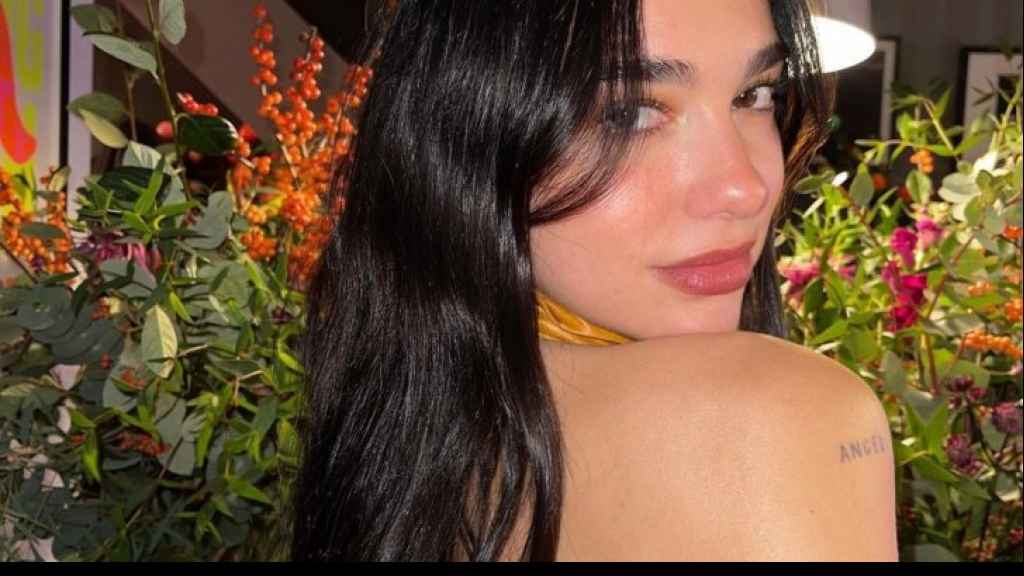 دوا ليبا بملابس شفافة.. وتظهر شبه عارية!  