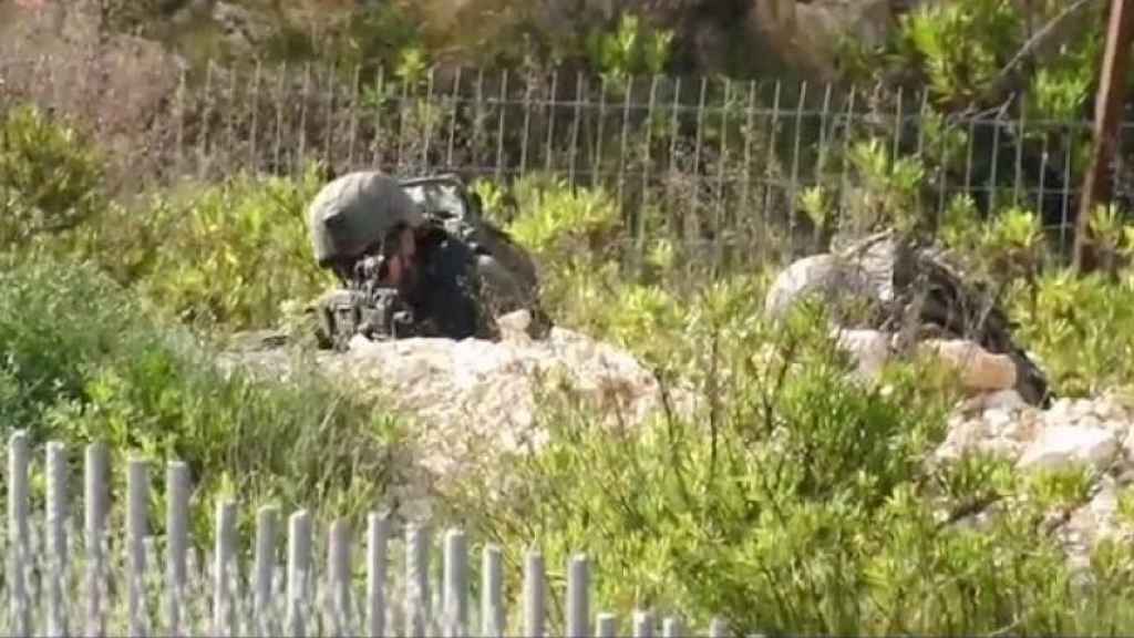 بالفيديو.. هذا ما حلّ بجندي صهيوني غفا على حدود جنوب لبنان