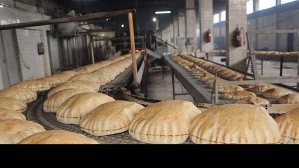 الرغيف أسير الدولار والطحين ضحية التهريب