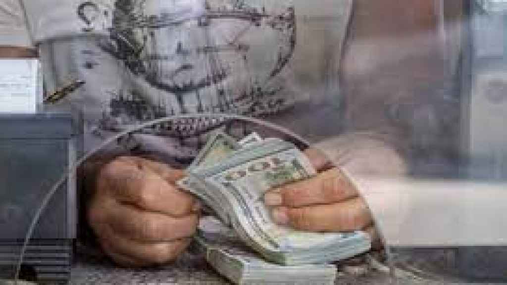 الصرافون يَعرضون الدولار... ويتحيَّنون الفرصة!