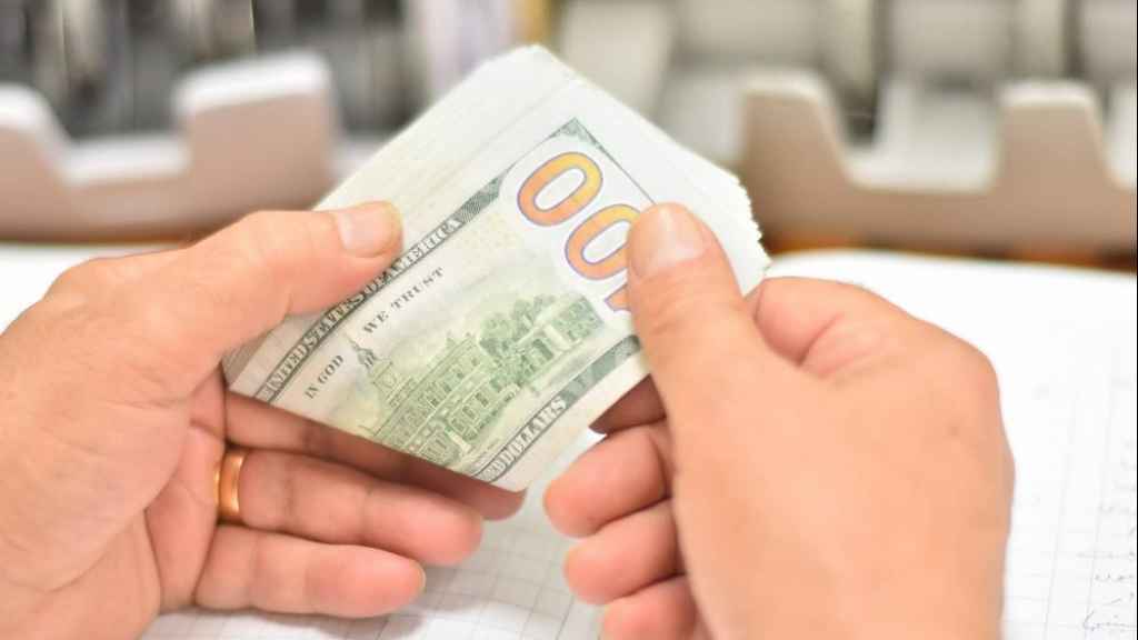 إنخفاض صاروخي للدولار والمحروقات والخبز يواكبانه