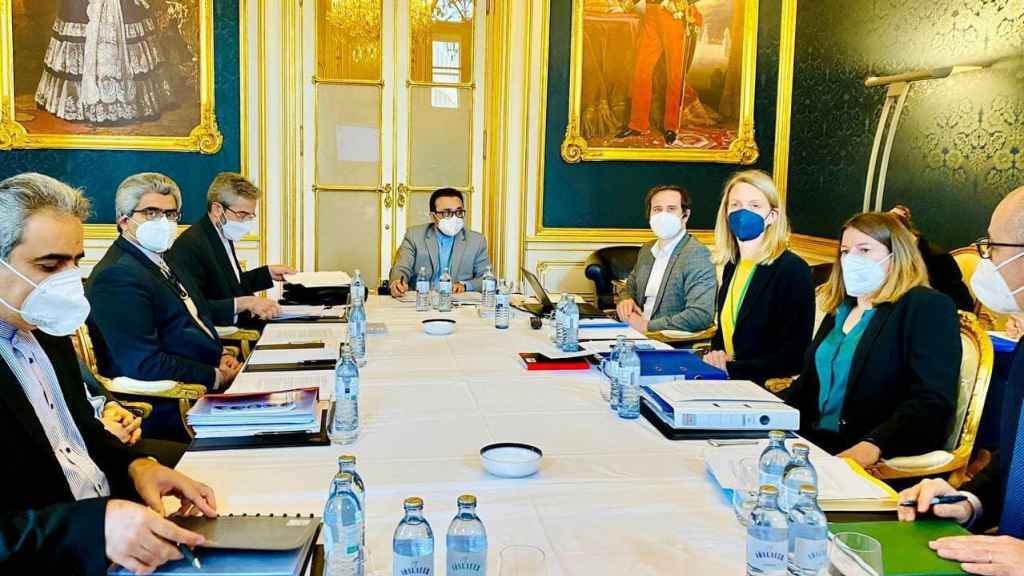 تواصل المباحثات بين الوفد الايراني وممثلي الترويكا الاوروبية في فيينا