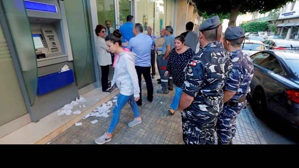 إجراءٌ جديد بشأن سحب الدولار وتعميم 161.. إليكم ما حصل