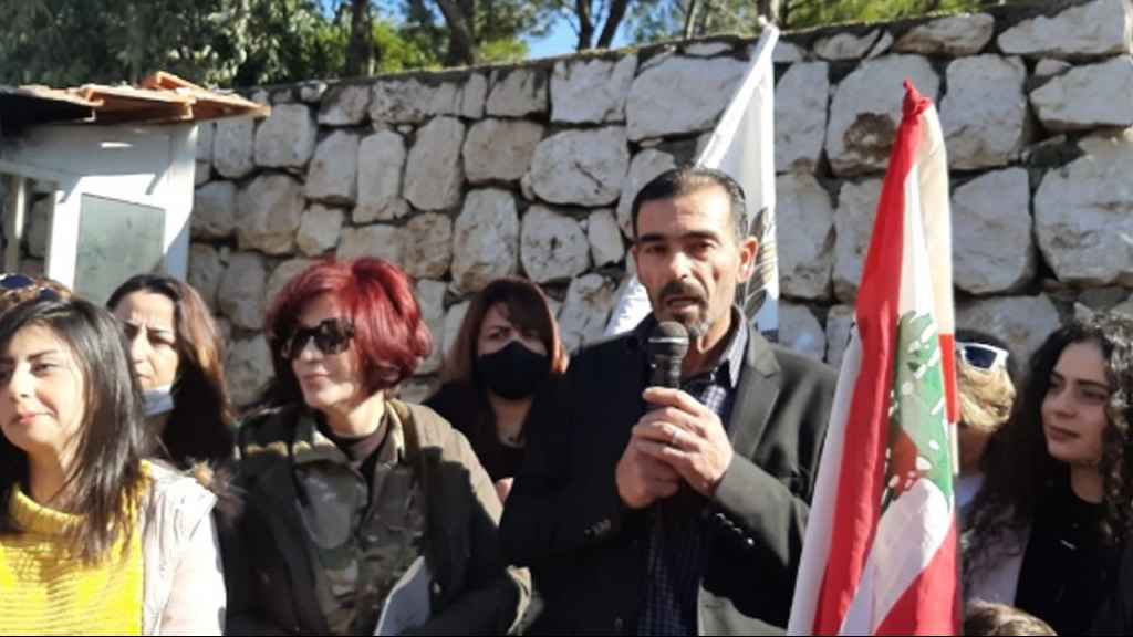 أهالي أفراد الجيش يطلقون صرخة معيشية في اعتصام عند مثلث ضهر الأحمر