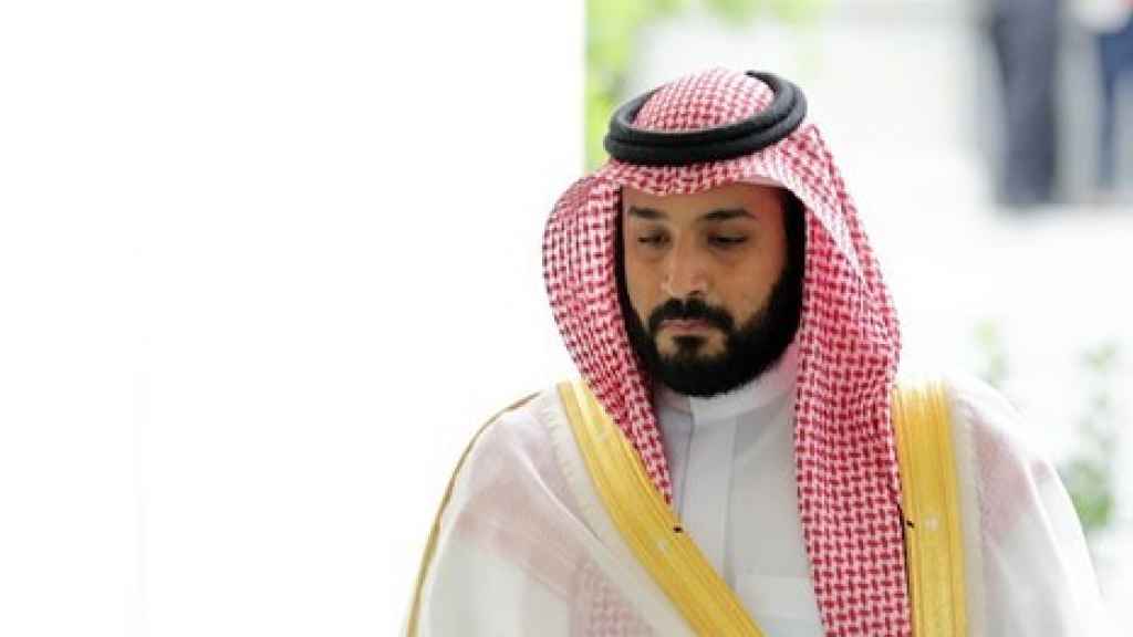 في بيروت… ازالة صور بن سلمان وشتائم تطال السعوديه