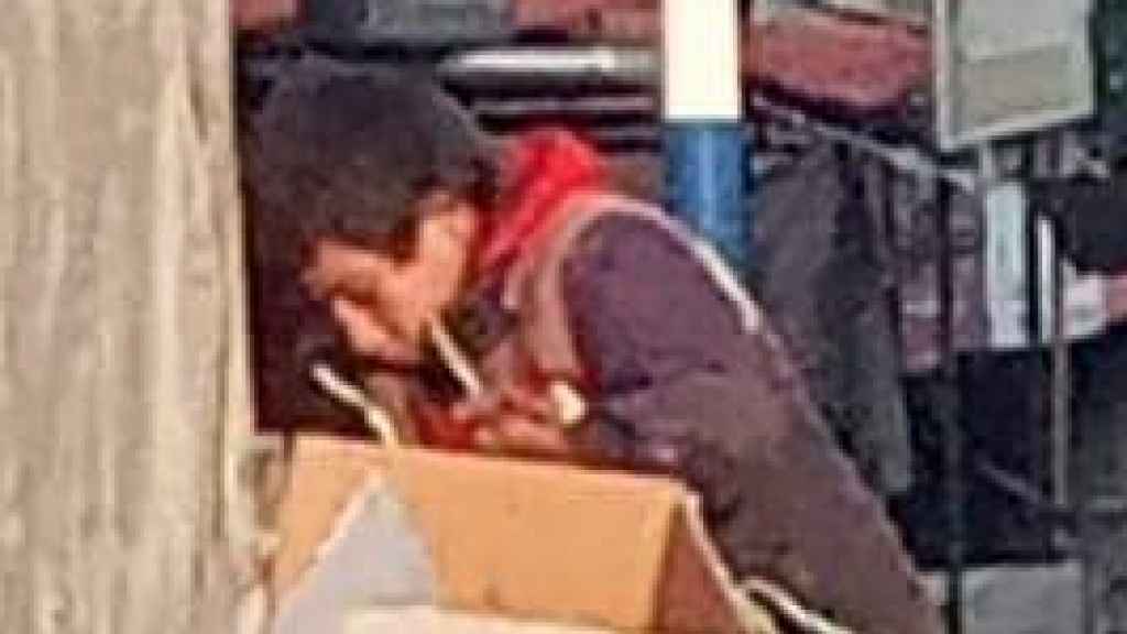 مؤلم جدا... طفل يبحث عن الطعام بين النفايات