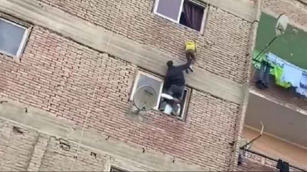 مصر.. شابان ينقذان طفلا كاد يسقط من الطابق الثالث (فيديو)