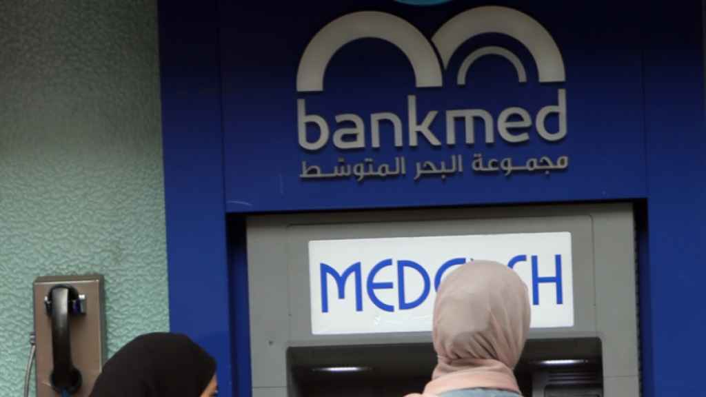 الحاكم يمحو خسائره برواتب الموظـفين
