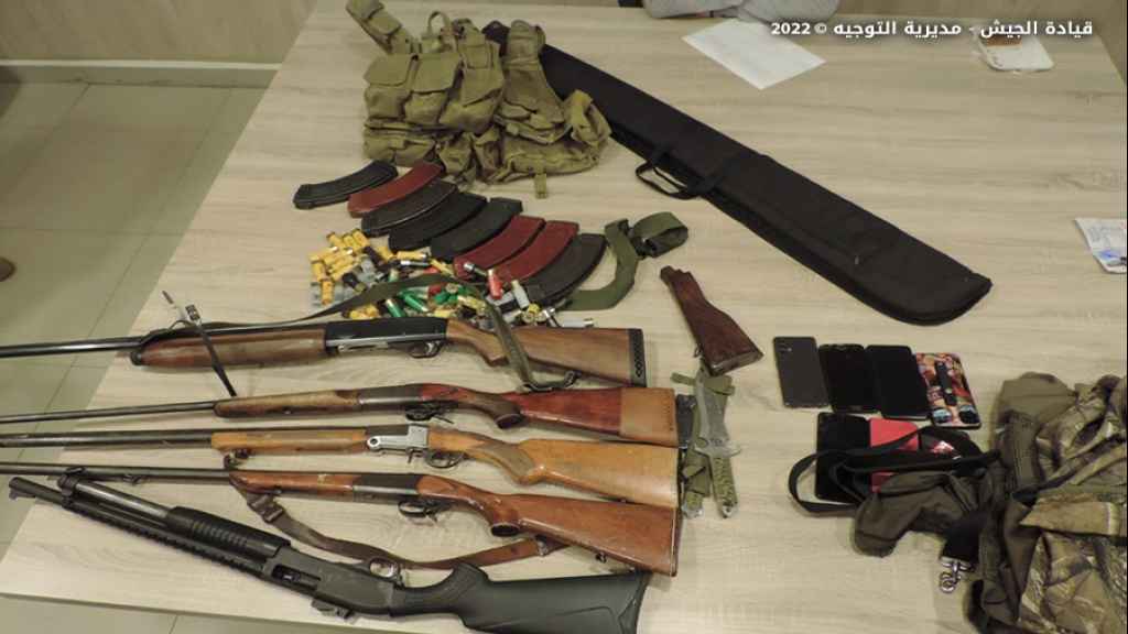 الجيش: توقيف مطلوبين وضبط ممنوعات وبنادق وذخائر ومماشط وأعتدة عسكرية