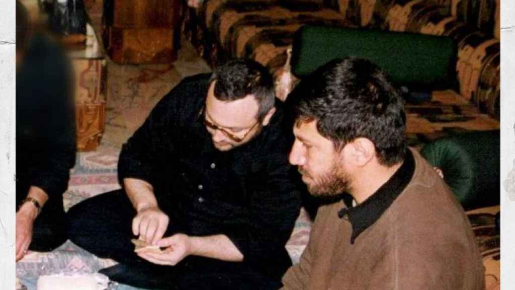 خارج الصورة …  
