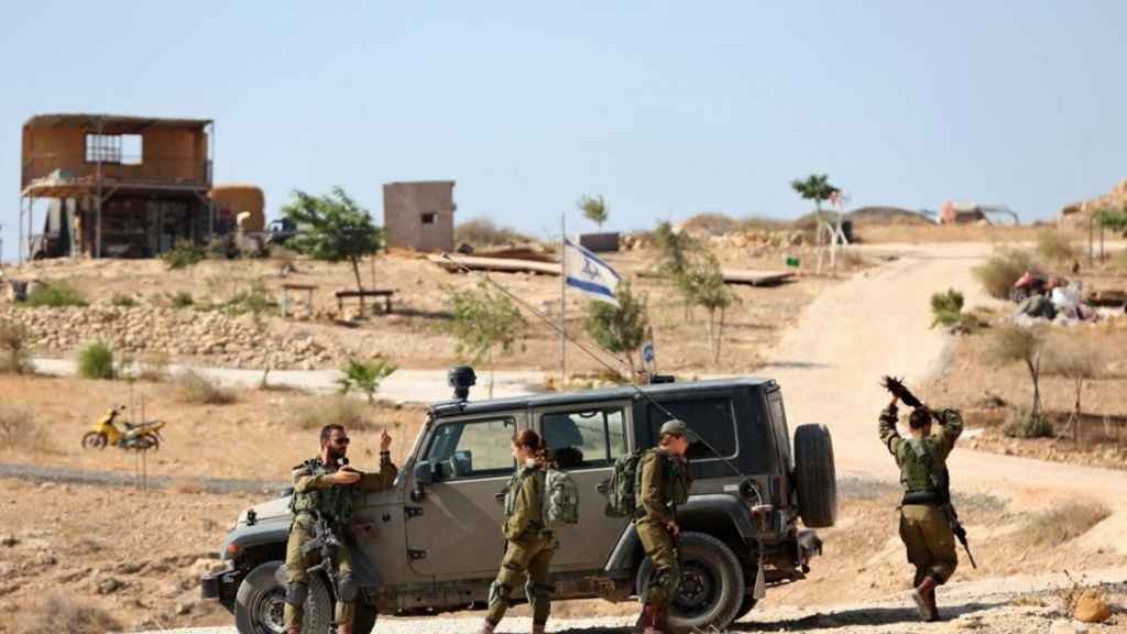 قوات الاحتلال تحتجز 3 شبان في الأغوار الشمالية