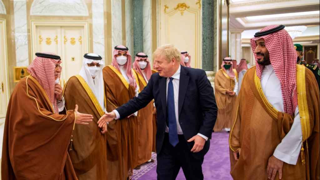 السعودية والإمارات على مُعاندتهما: ثمن النفط أكبر من «طلّة» جونسون