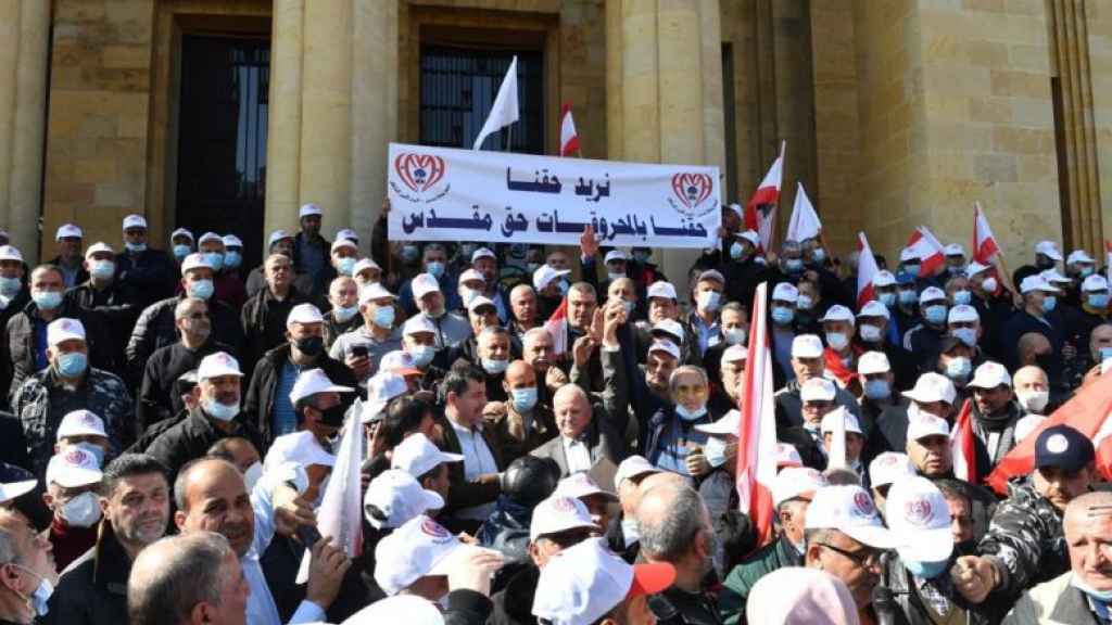 متقاعدو الجيش وقوى الامن يقفلون مدخل مصرف