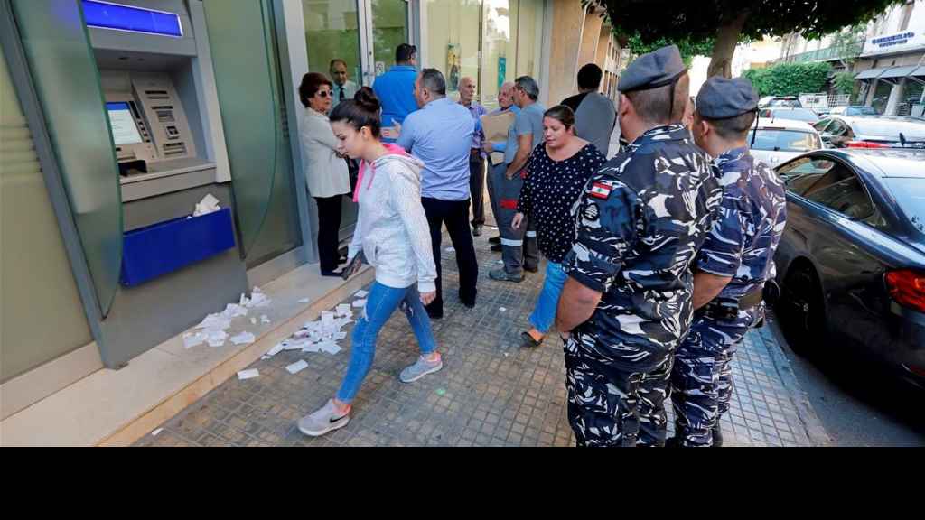 بشأن الرواتب وسحب الدولار.. هذا ما قد يحصل قريباً