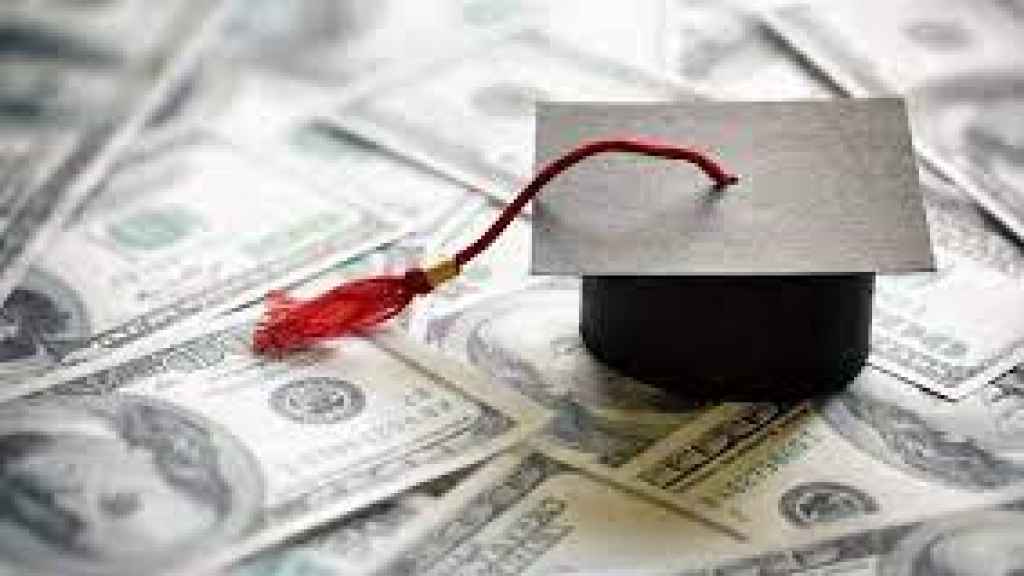 الدولار الطالبي بـ 8000 ليرة... وللمصارف حرية الإستنساب!