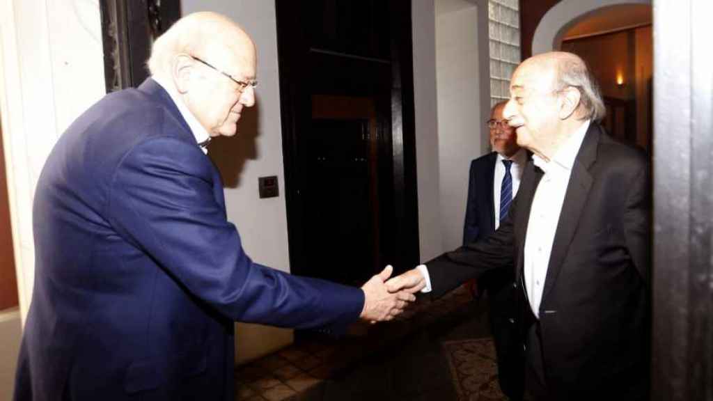 ميقاتي يحمل الملفات الطارئة الى كليمنصو.. وهذا ما أكد عليه جنبلاط