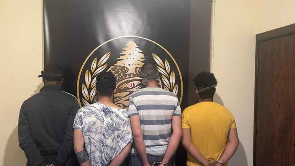 الجيش: توقيف 4 اشخاص لقيامهم بالاتجار بالاسلحة وضبط كميات منها (صور)