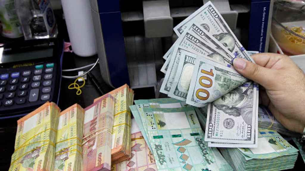 سجّل سعر صرف الدولار في السوق السوداء عصر اليوم 23925 ليرة للبيع و 23975 ليرة للشراء.