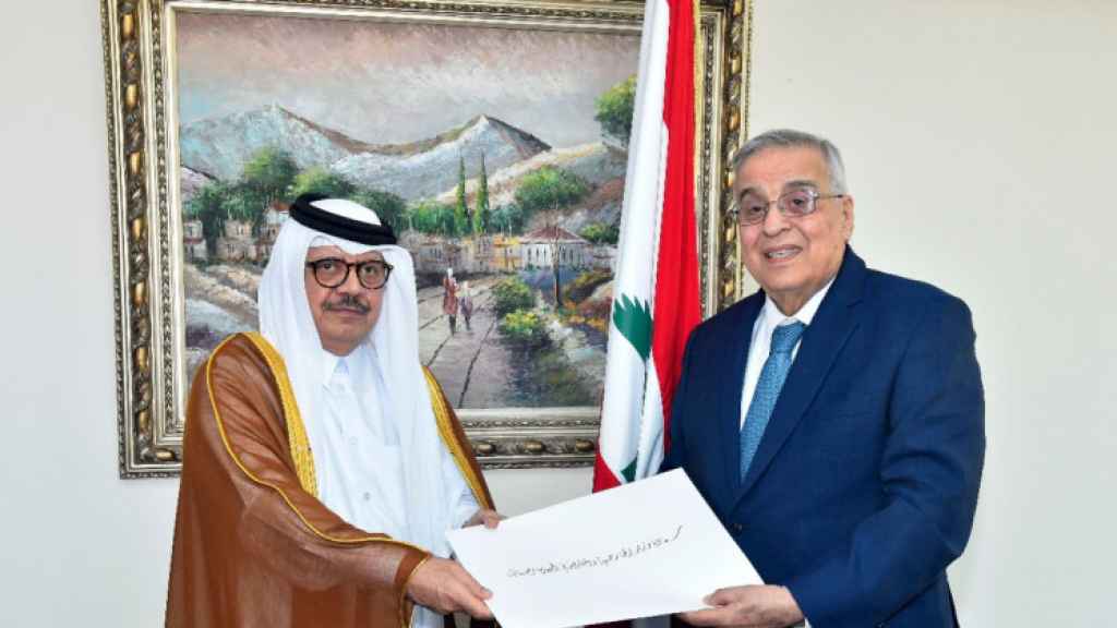 السفير القطري مُستعجل...