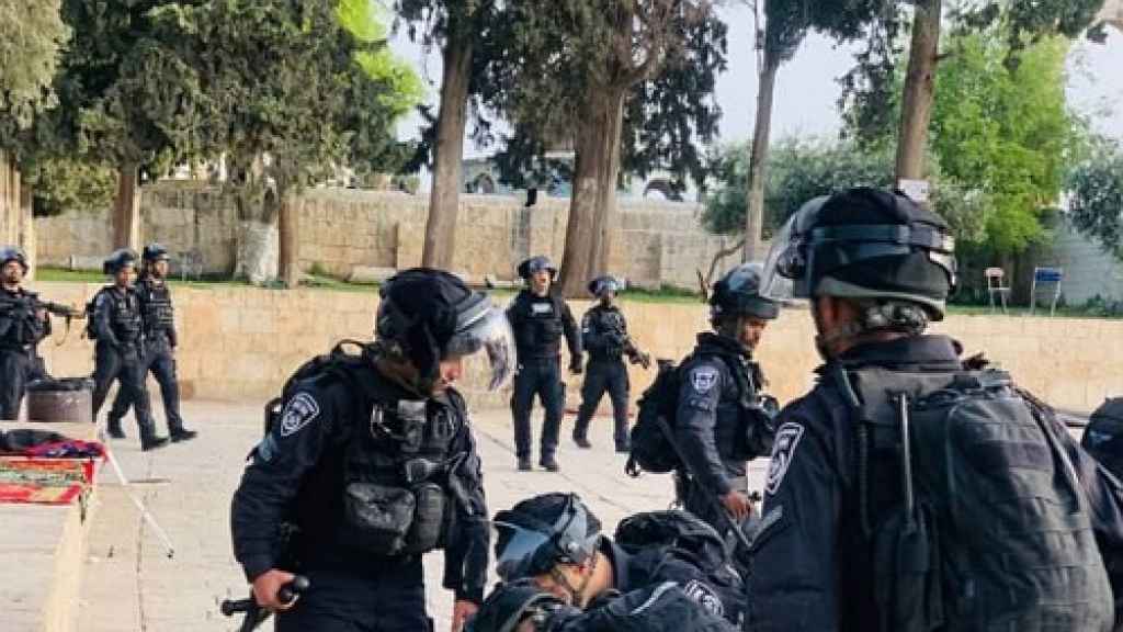 قوات الاحتلال تقتحم باحات المسجد الأقصى وتعتدي على المصلين