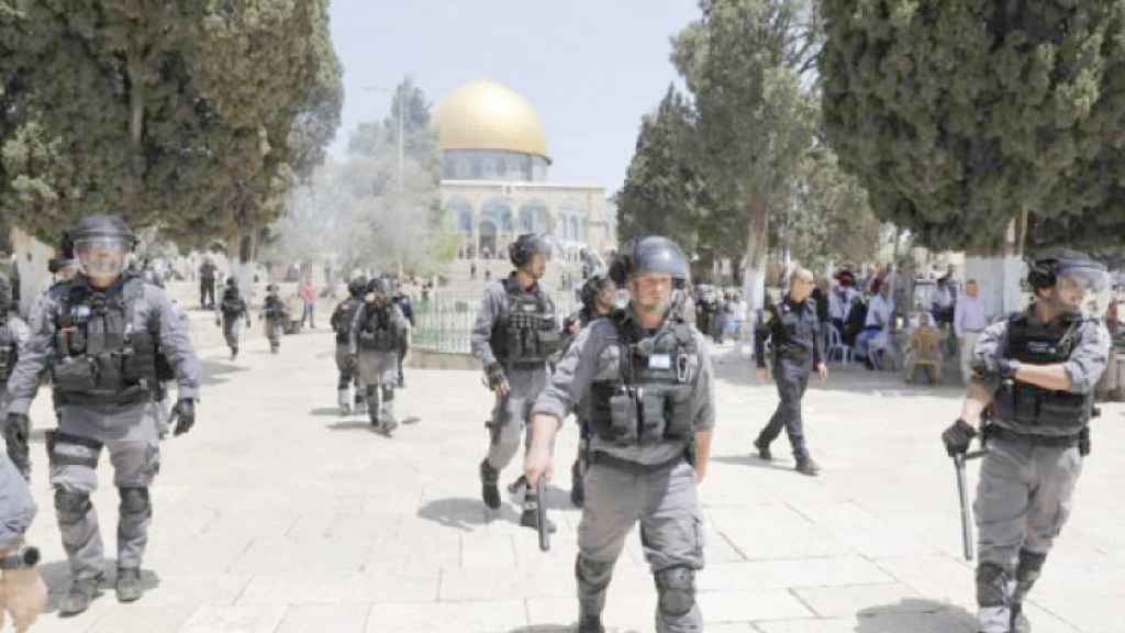 هآرتس: اقتحام الشرطة للأقصى كان خطأ فادحاً