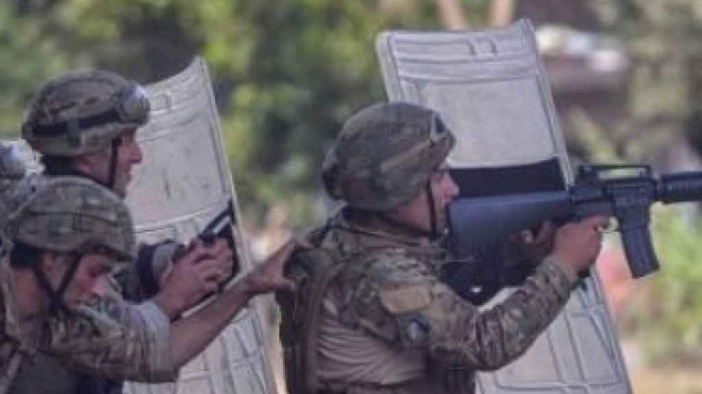 اشتباكات بين مطلوبين ودورية لمخابرات الجيش في بعلبك