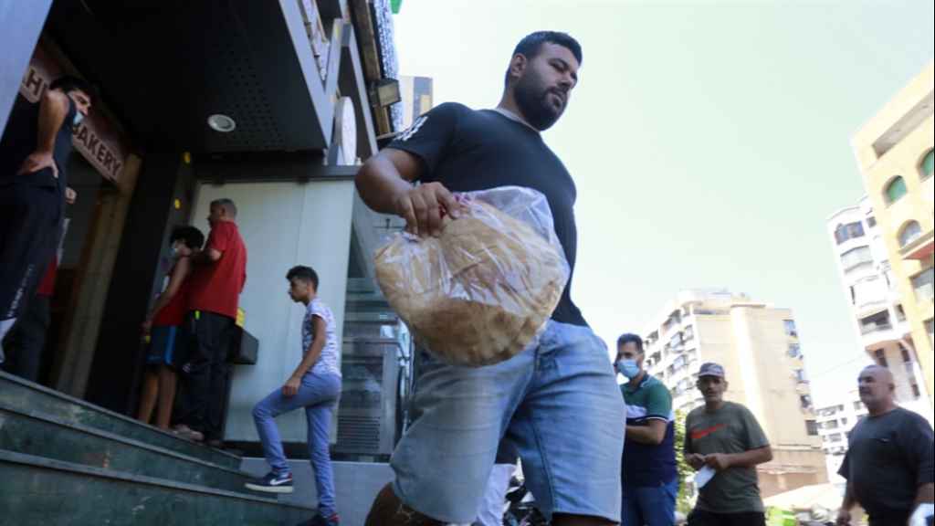 لعبة الابتزاز متواصلة بين المستوردين والمصارف و«المركزي»: توفير البنزين والقمح مقابل ضخّ الدولارات