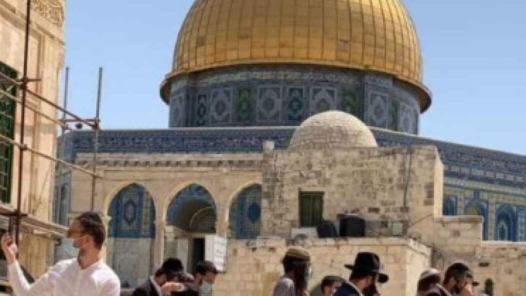  مستوطنون يقتحمون باحات المسجد الأقصى تحت حماية جيش الاحتلال