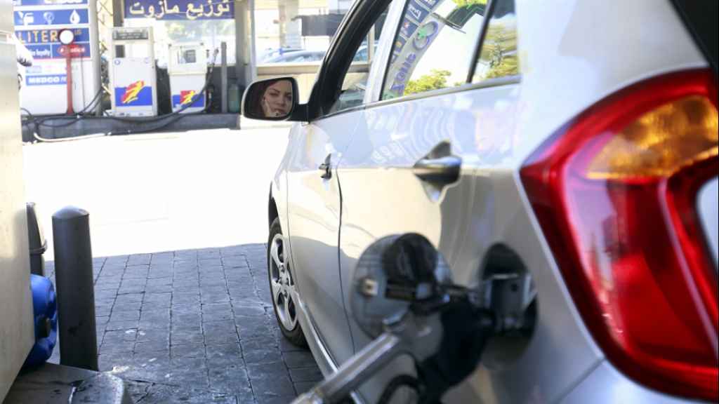 الحاكم يتخلّى عن الليرة: البنزين بالدولار النقدي قريباً