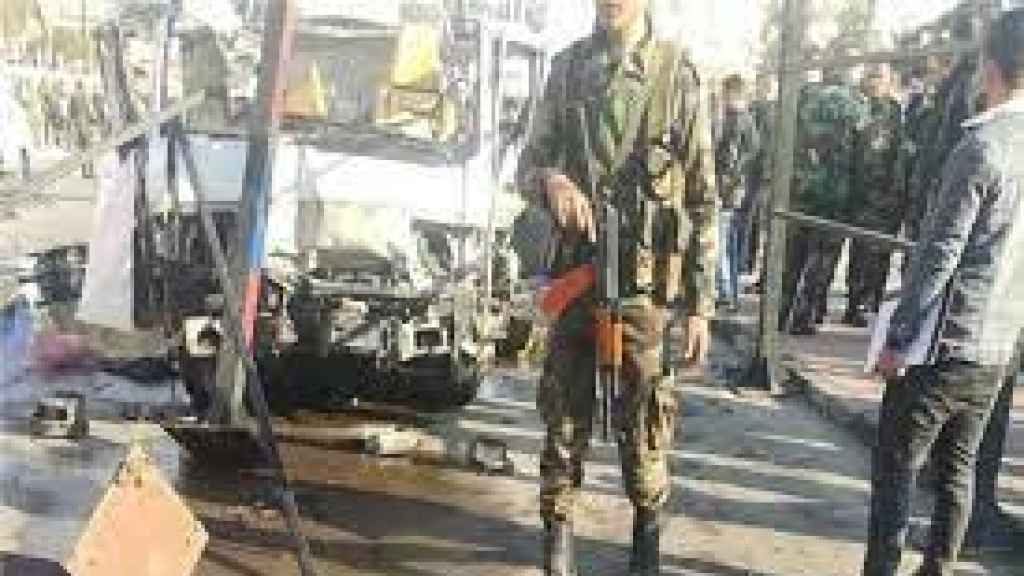 مقتل 13 جندياً سورياً بتفجير حافلة في الرقة